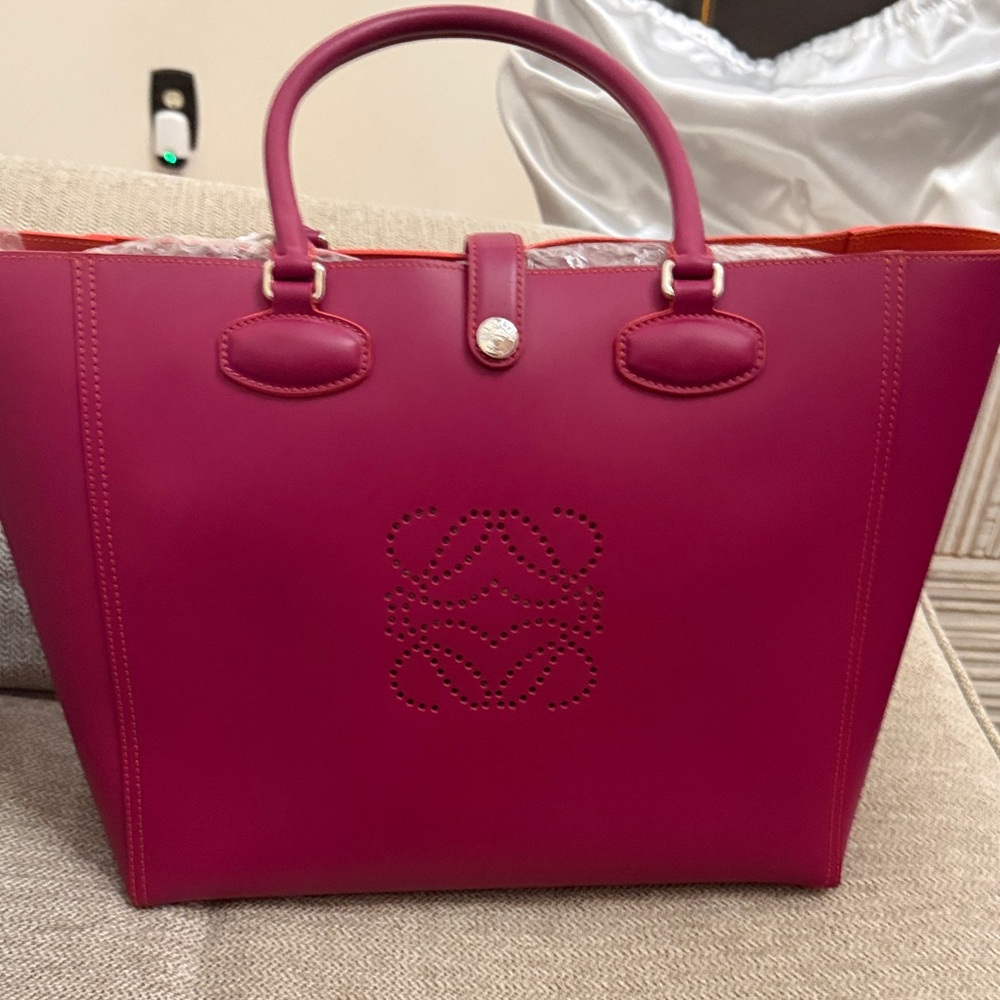 Pre owned luxury Loewe Leo magenta tote bag